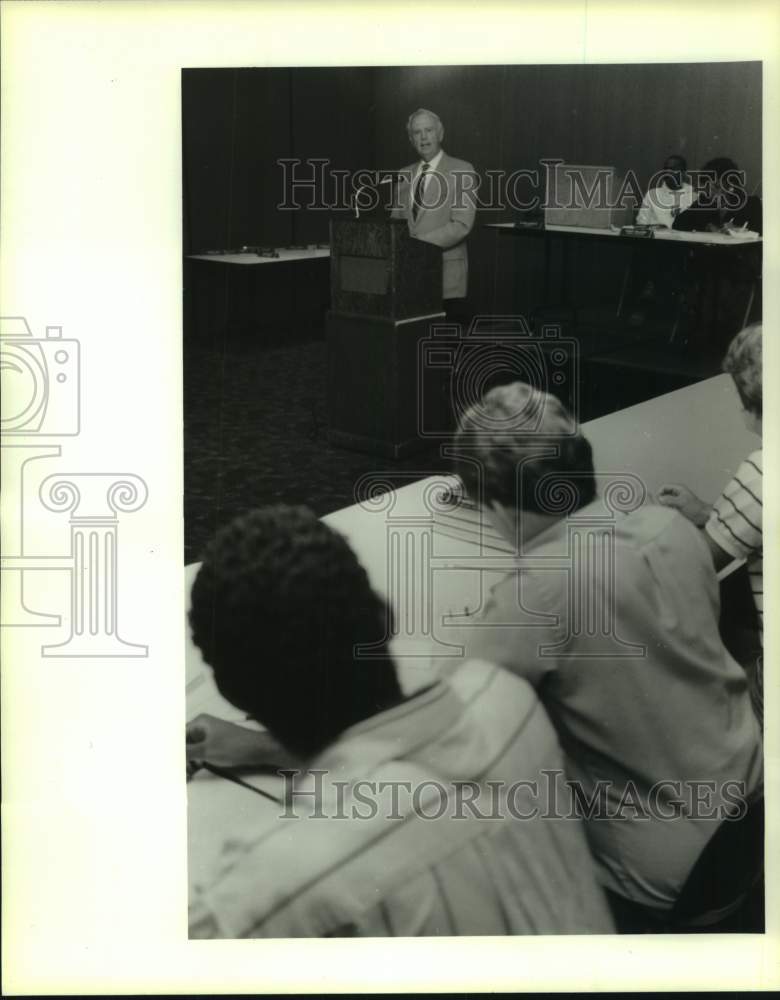 1986 Press Photo Houston football Bill Yeoman lectures on UH athletics - Historic Images