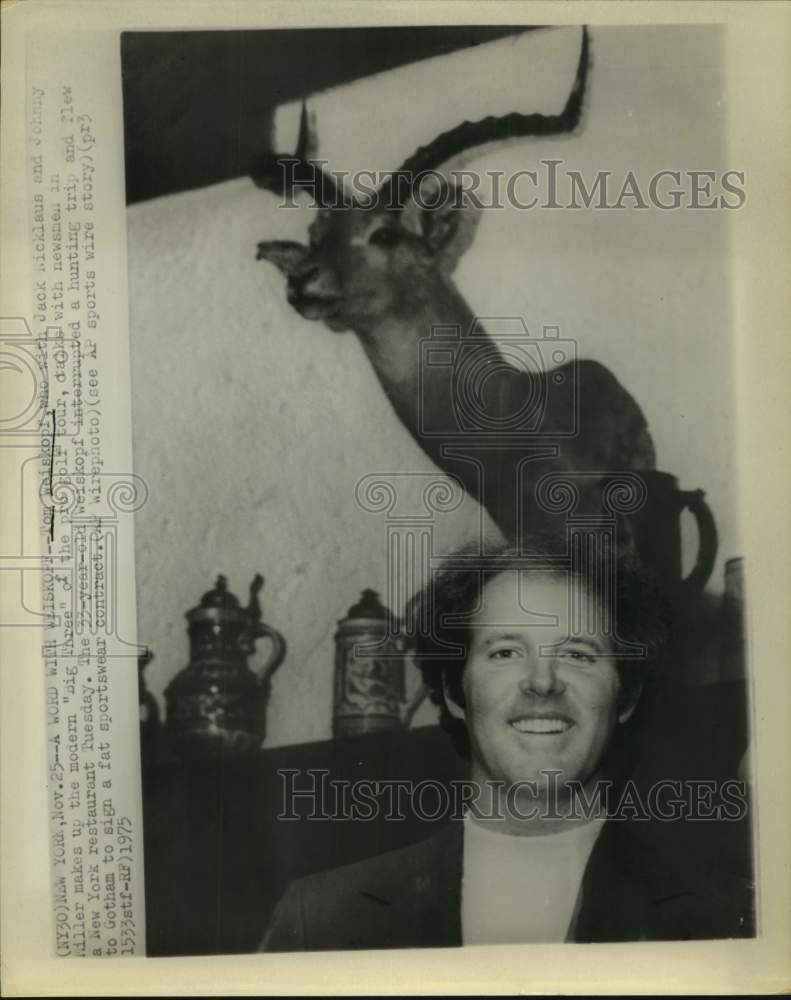 1975 Press Photo Golfer Tom Weiskopf signs lucrative sportswear contract- Historic Images