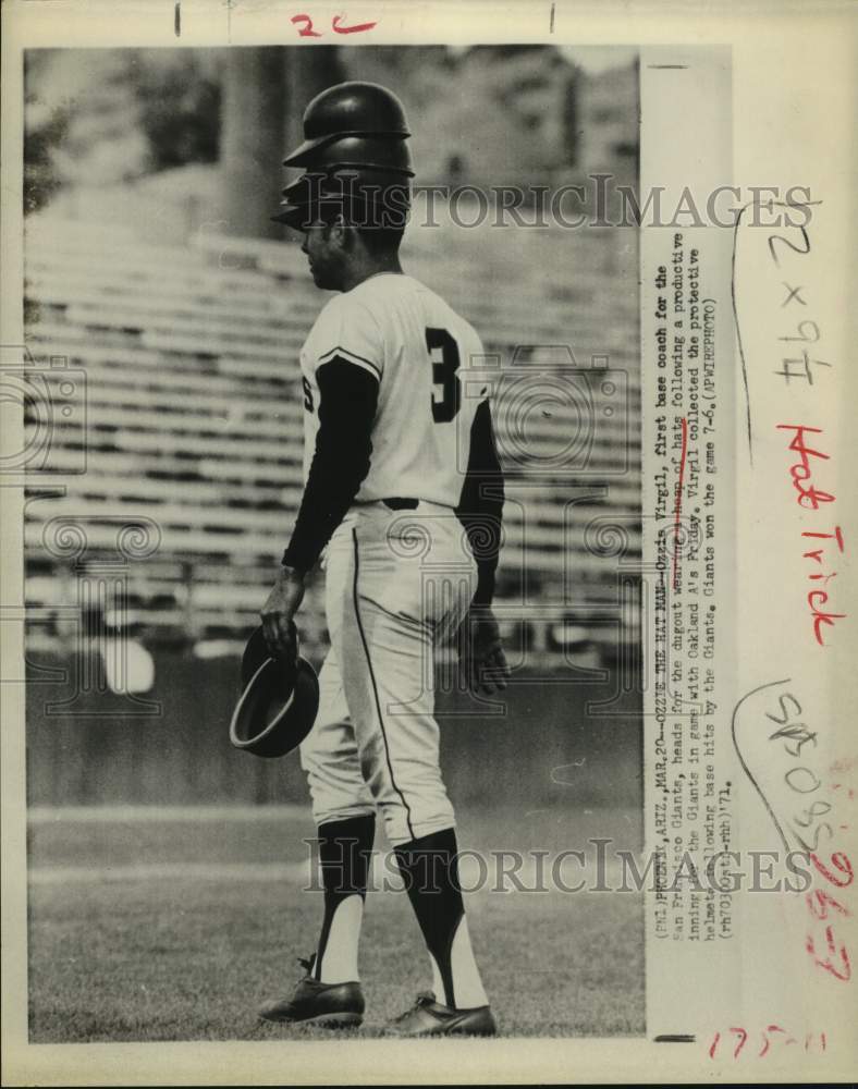 1971 Press Photo Giants&#39; base coach Ozzie Virgil takes batting helmets to dugout - Historic Images