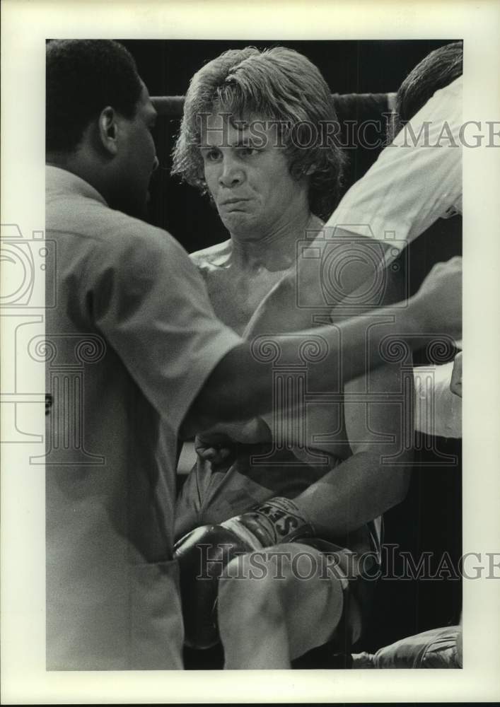 1974 Press Photo Boxer Termite Watkins in the corner with his trainers - Historic Images