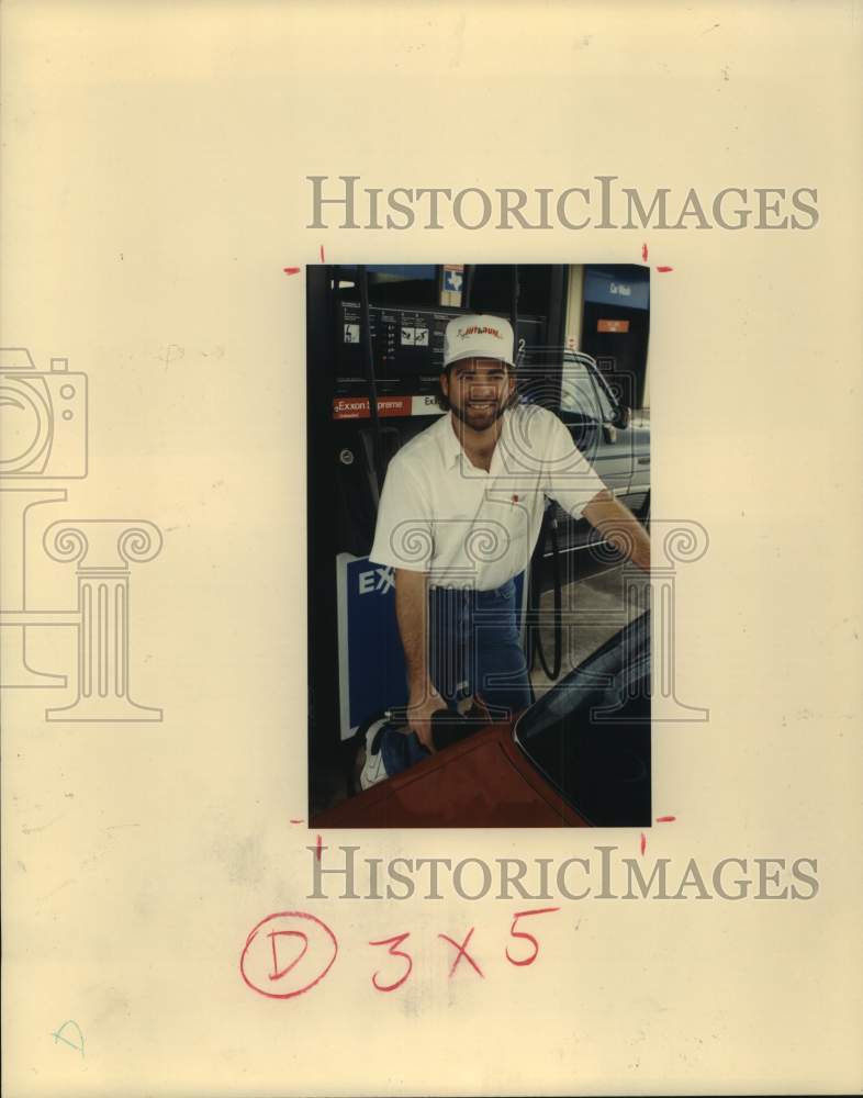 1989 Press Photo Astros' Glenn Wilson pumps gas at his service station - Historic Images