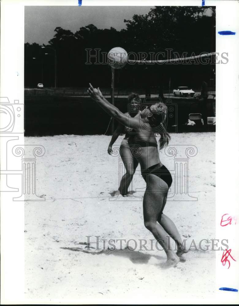 1989 Press Photo Women Playing Volleyball in Sand - hcs27493 - Historic Images