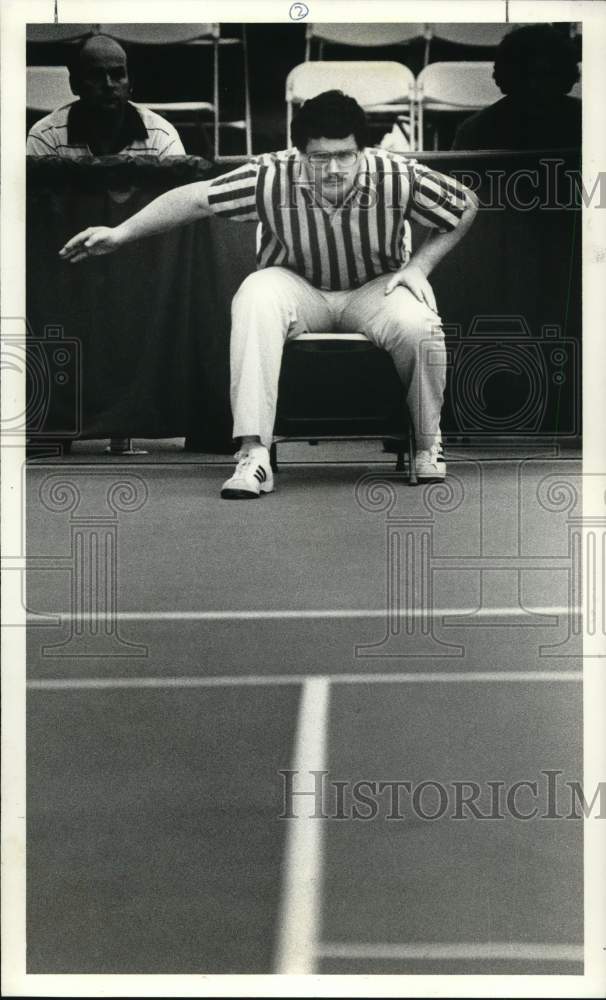1985 Press Photo Tennis Linesman Chris Christy at Gilbert-Zivotinovic Match - Historic Images