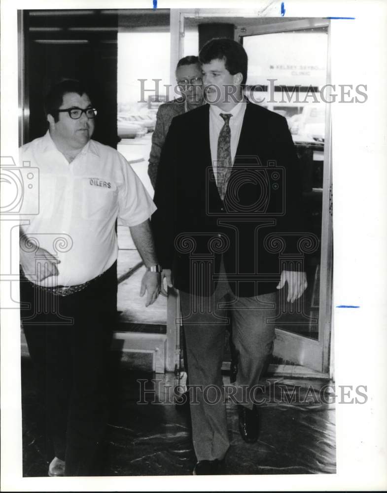 1989 Press Photo David Williams, Houston Oilers Football Player at Oilers Office- Historic Images