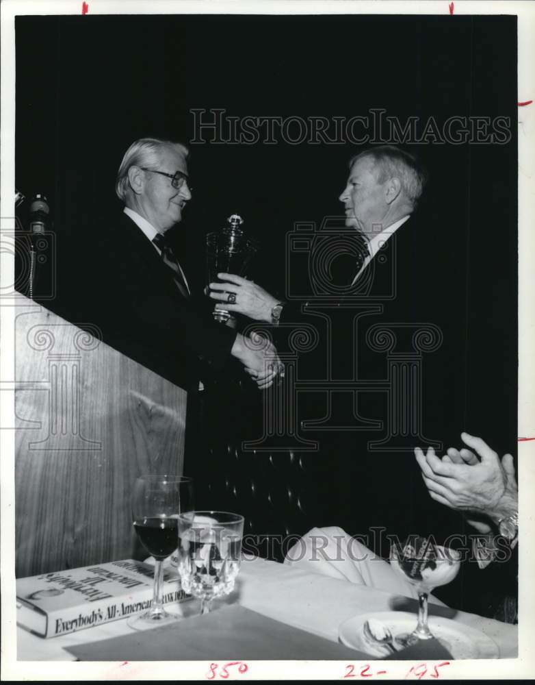 1982 Press Photo Golf Coach Dave Williams with Texas Medical Center President- Historic Images