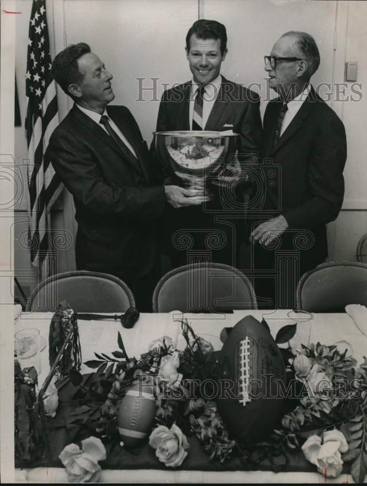 1965 Press Photo Rice Football Player Dicky Maegle at Southwest Elks Club Dinner- Historic Images