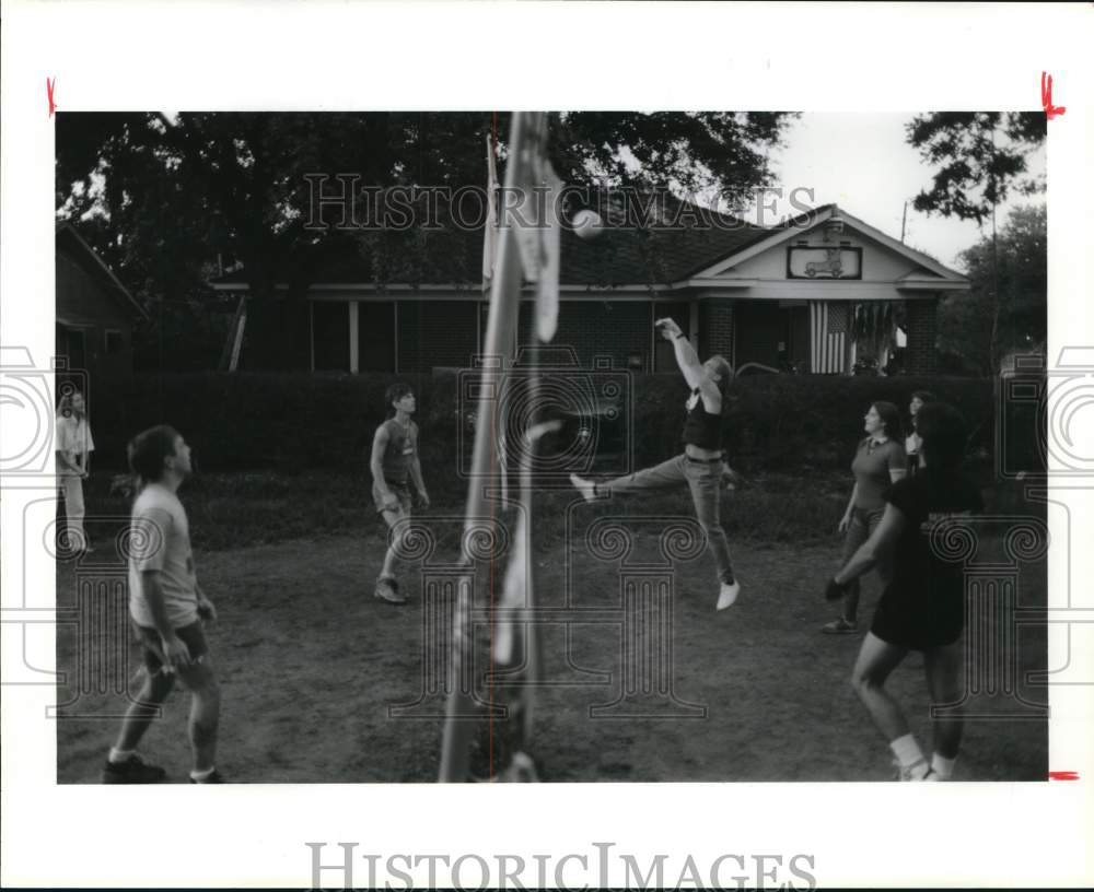 1987 Press Photo Friends Playing Volleyball at Home - hcs28139 - Historic Images