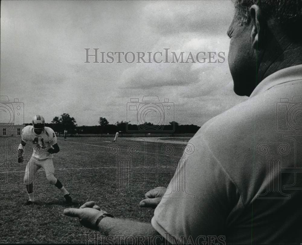 1987 Press Photo Walt Schlinkman with Football Player Larry Carwell- Historic Images