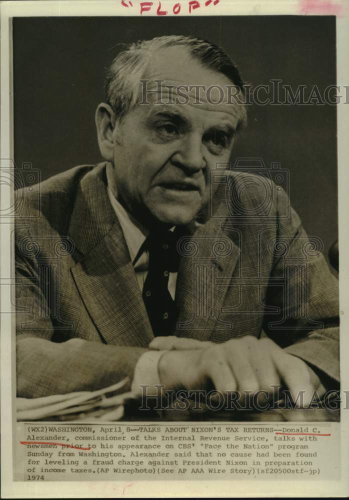 1975 Press Photo Donald C Alexander - IRS Commissioner talks with newsmen. - Historic Images