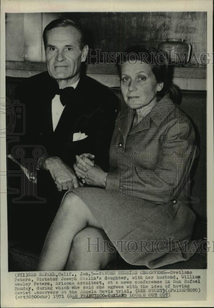 1971 Press Photo Stalin's daughter, Svetlana Peters with Husband William Wesley - Historic Images