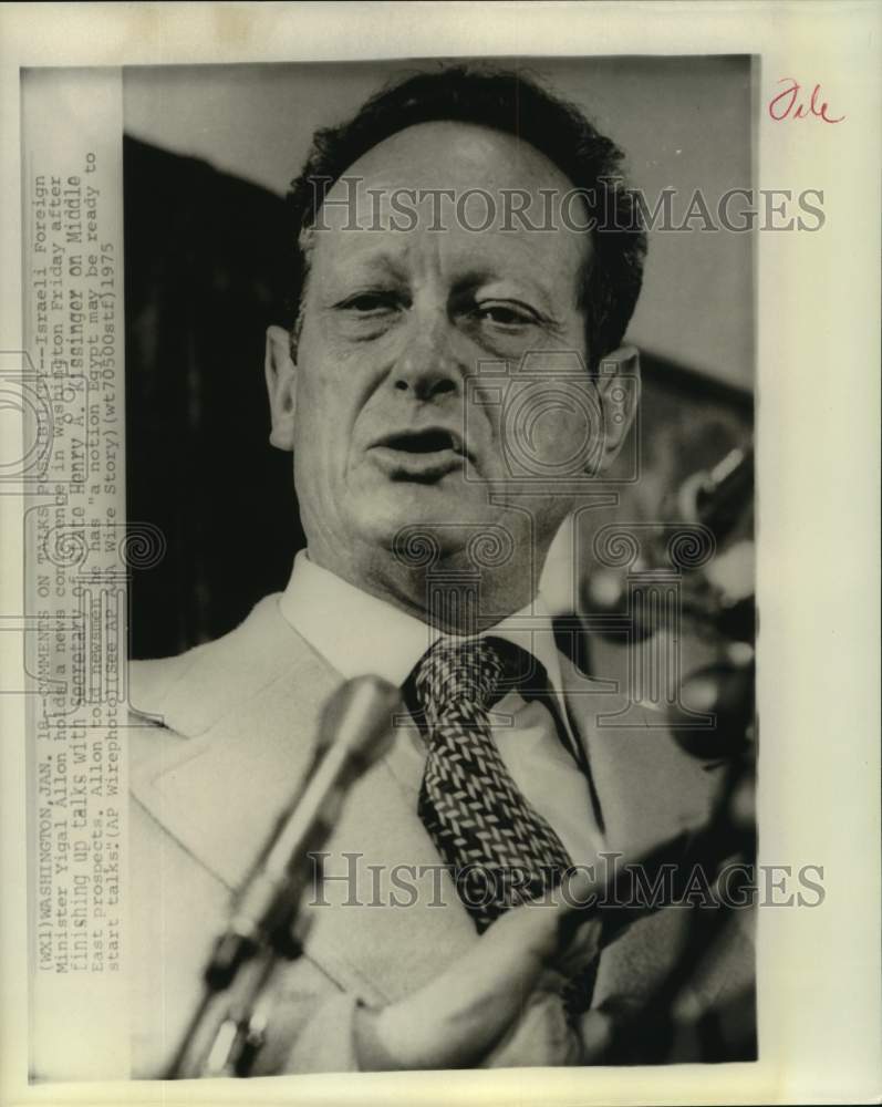 1975 Press Photo Israeli Foreign Minister Yigal Allon at news conference in DC - Historic Images