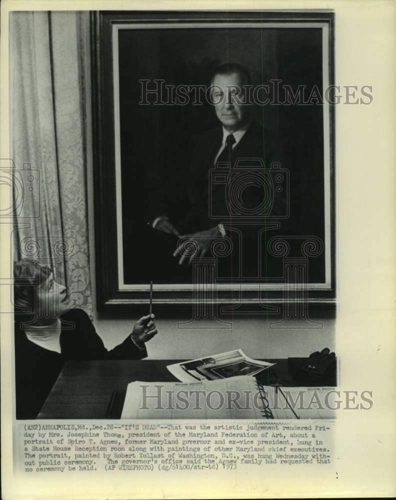 1973 Press Photo Josephine Thoms examines Maryland statehouse artwork - Historic Images