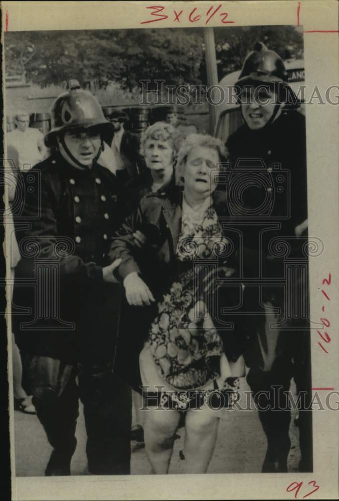 1971 Press Photo Belfast, Northern Ireland-Fireman help a woman after bombing - Historic Images