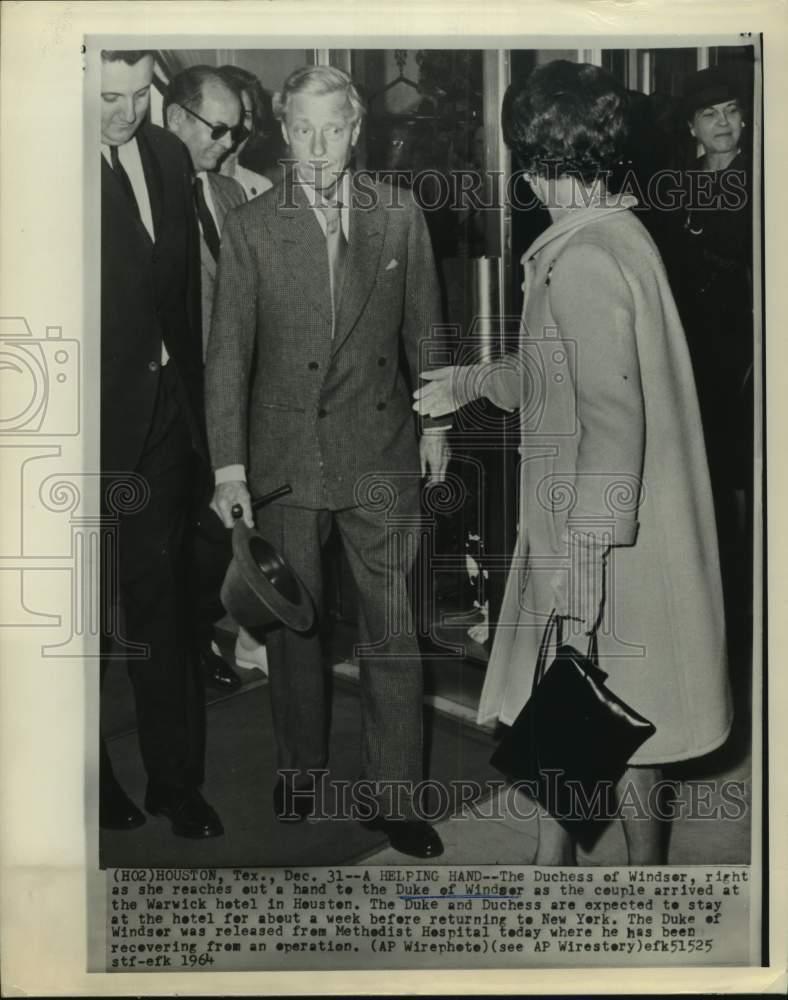 1964 Press Photo Duke &amp; Duchess of Windsor arrive at Warwick Hotel in Houston - Historic Images