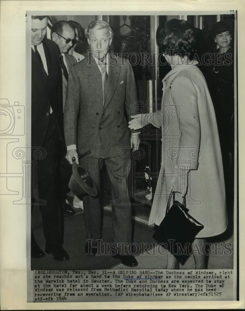1964 Press Photo Duke & Duchess of Windsor arrive at Warwick Hotel in Houston - Historic Images