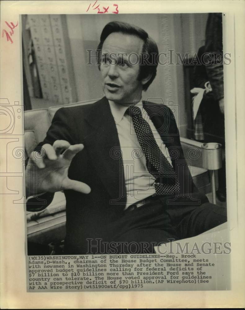 1975 Press Photo Rep. Brock Adams (D-Wash), with Newsmen in Washington, D.C. - Historic Images