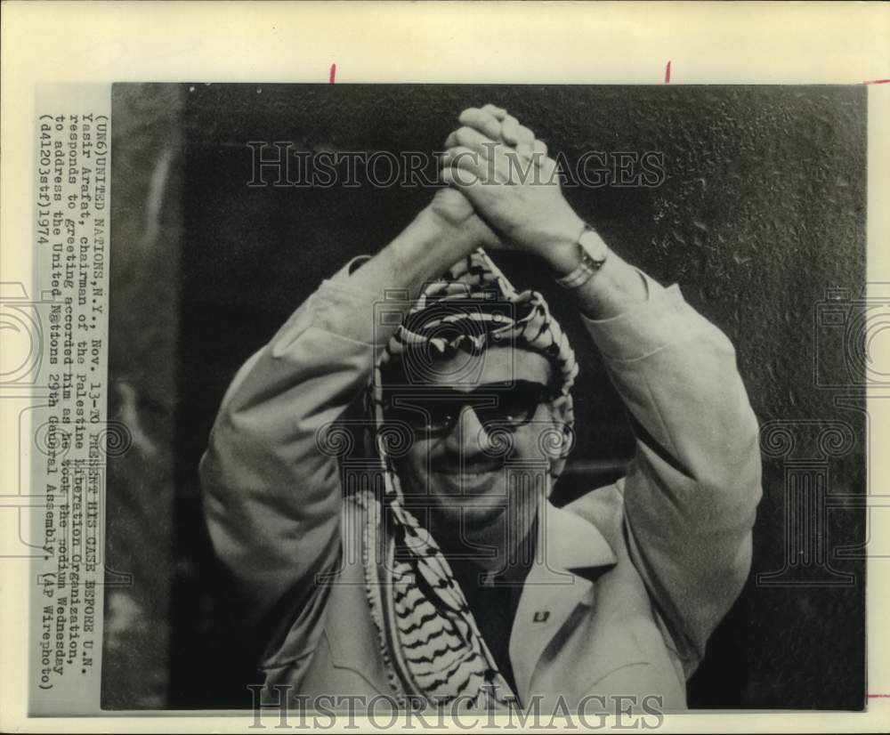 1974 Press Photo New York-Yasir Arafat responds to United Nations greeting. - Historic Images