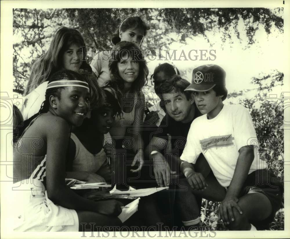 1984 Press Photo Jane Fonda, Tom Hayden and Laurel Springs Camp attendees; CA - Historic Images