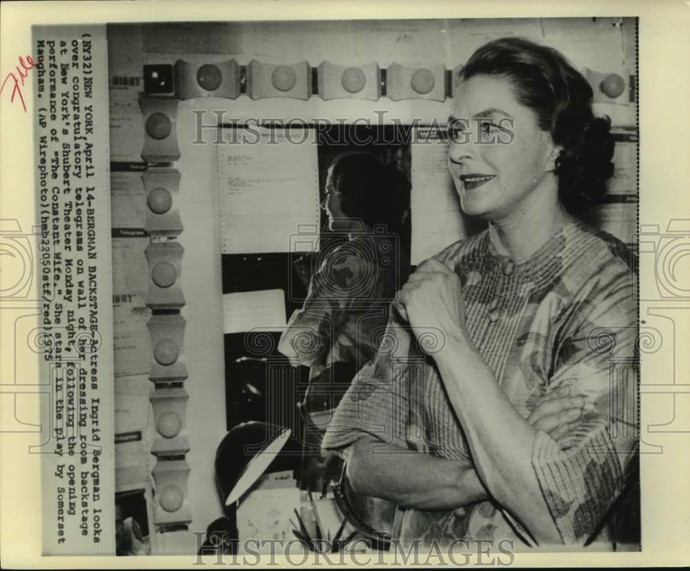 1975 Press Photo Ingrid Bergman in her backstage dressing room, New York - Historic Images