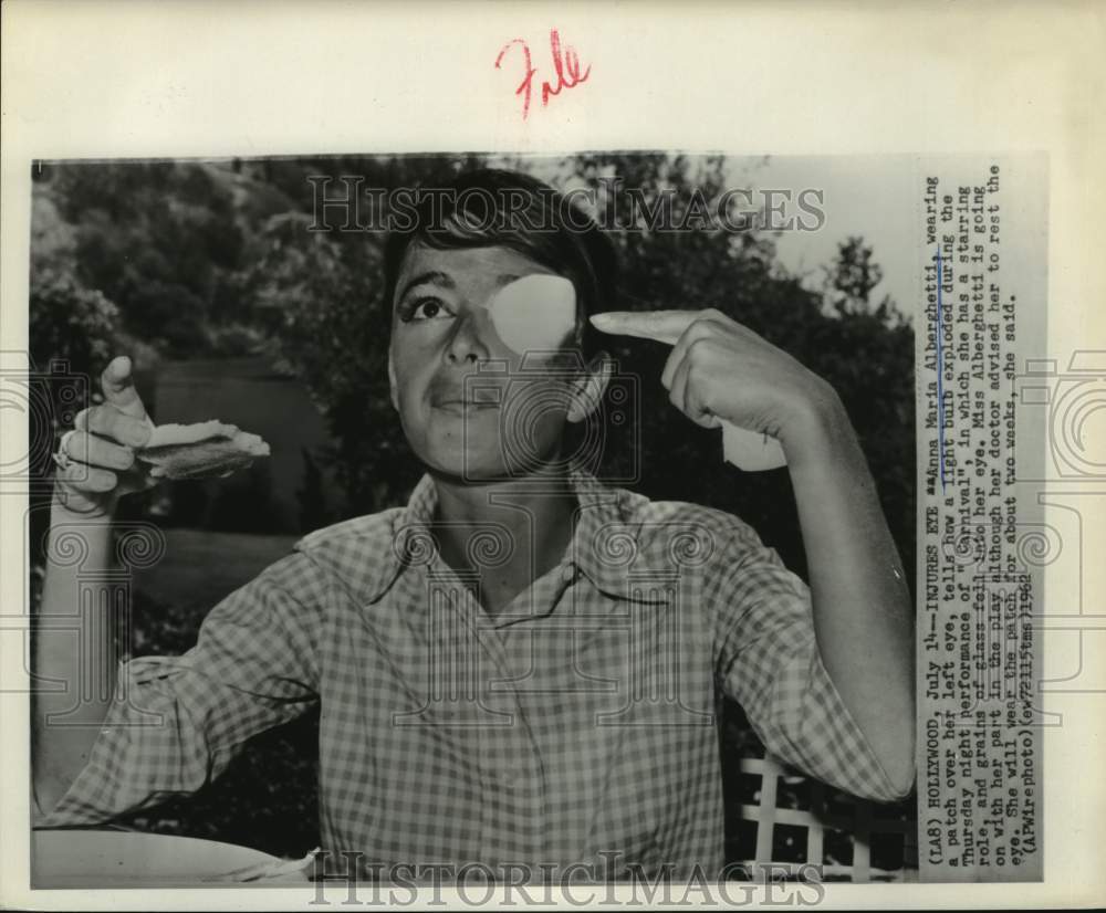 1962 Press Photo &quot;Carnival&quot; star Anna Alberghetti with eye patch from glass; CA - Historic Images