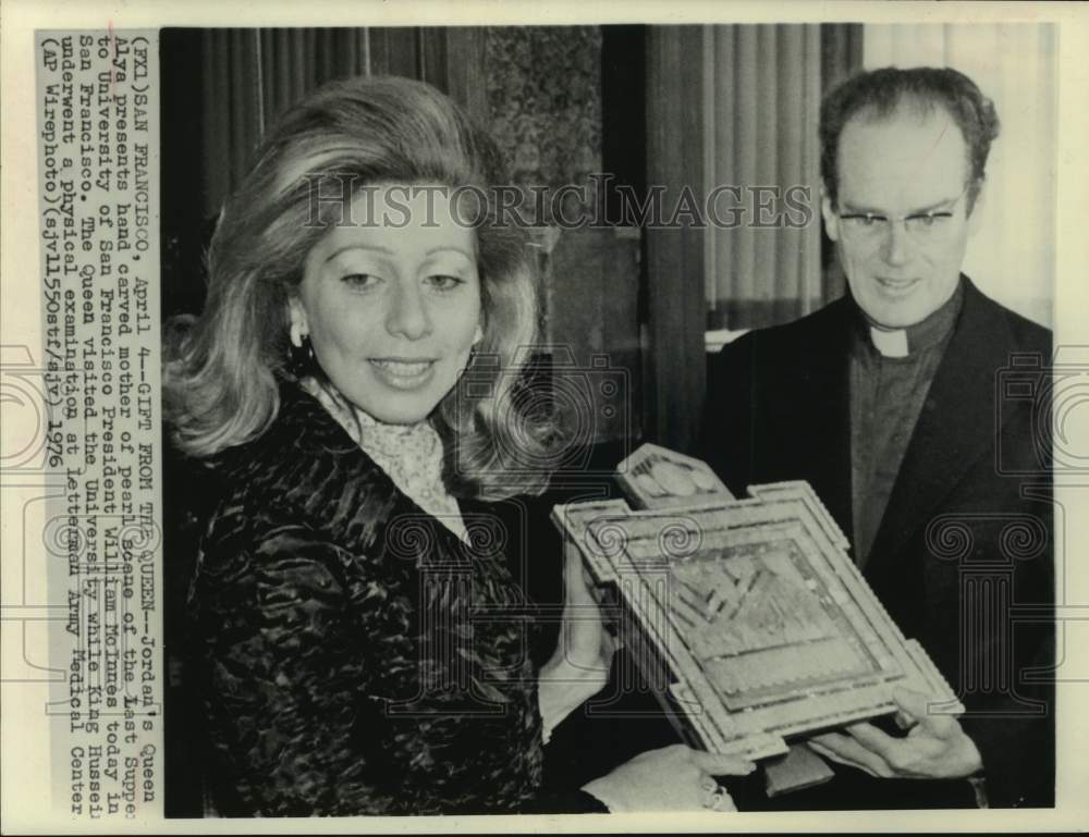 1976 Press Photo Jordan's Queen Alya gives gift to Wm. McInnes, San Francisco - Historic Images