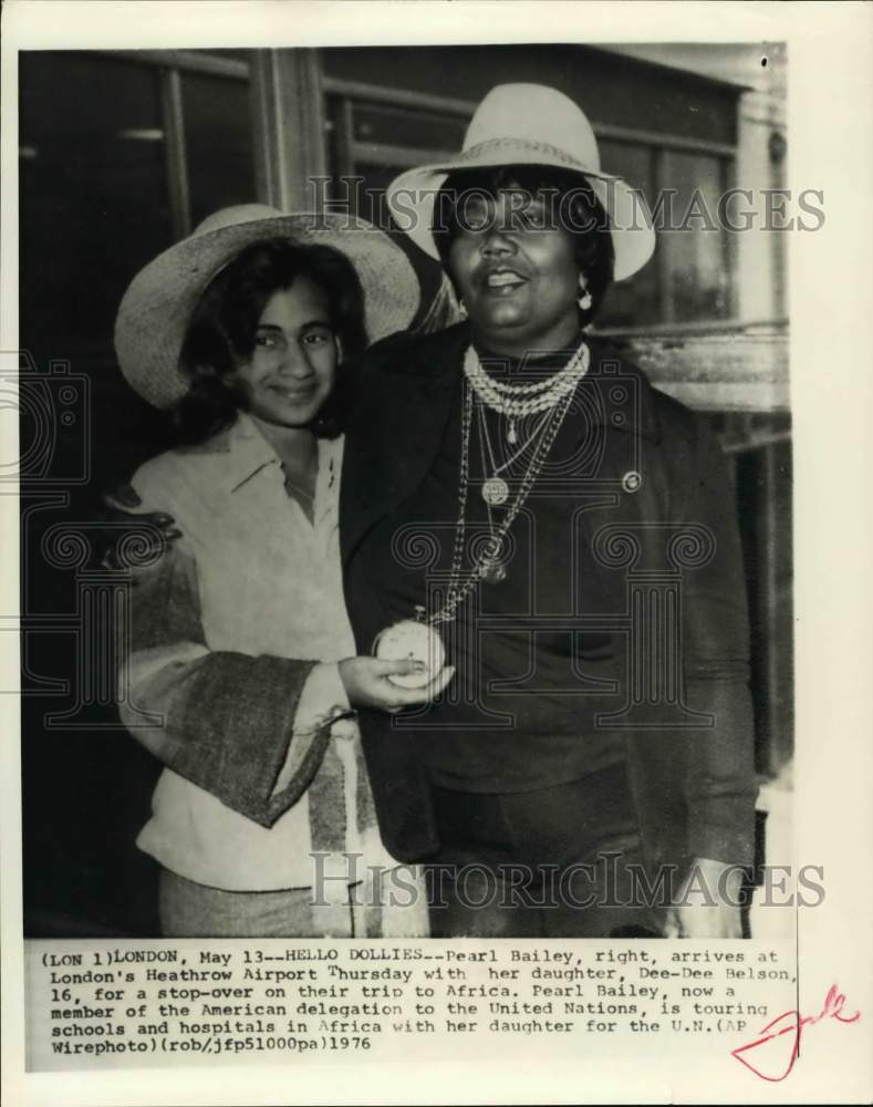 1976 Press Photo London airport- Pearl Bailey with daughter Dee-Dee Belson - Historic Images