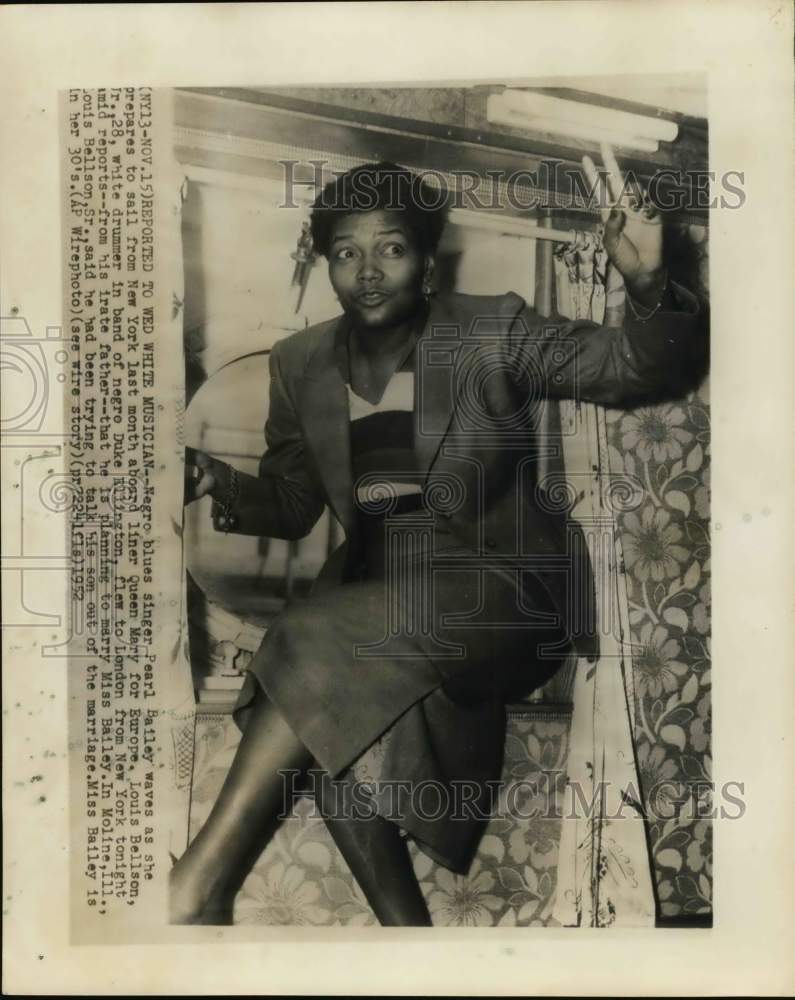 1952 Press Photo New York-Blues singer Pearl Bailey waves aboard the Queen Mary - Historic Images