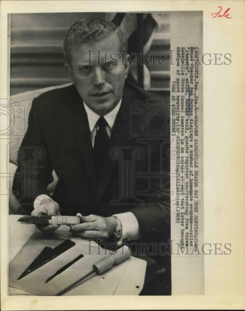 1969 Press Photo Austin, Tex.-House Speaker Ben Barnes displays inmate weapons - Historic Images