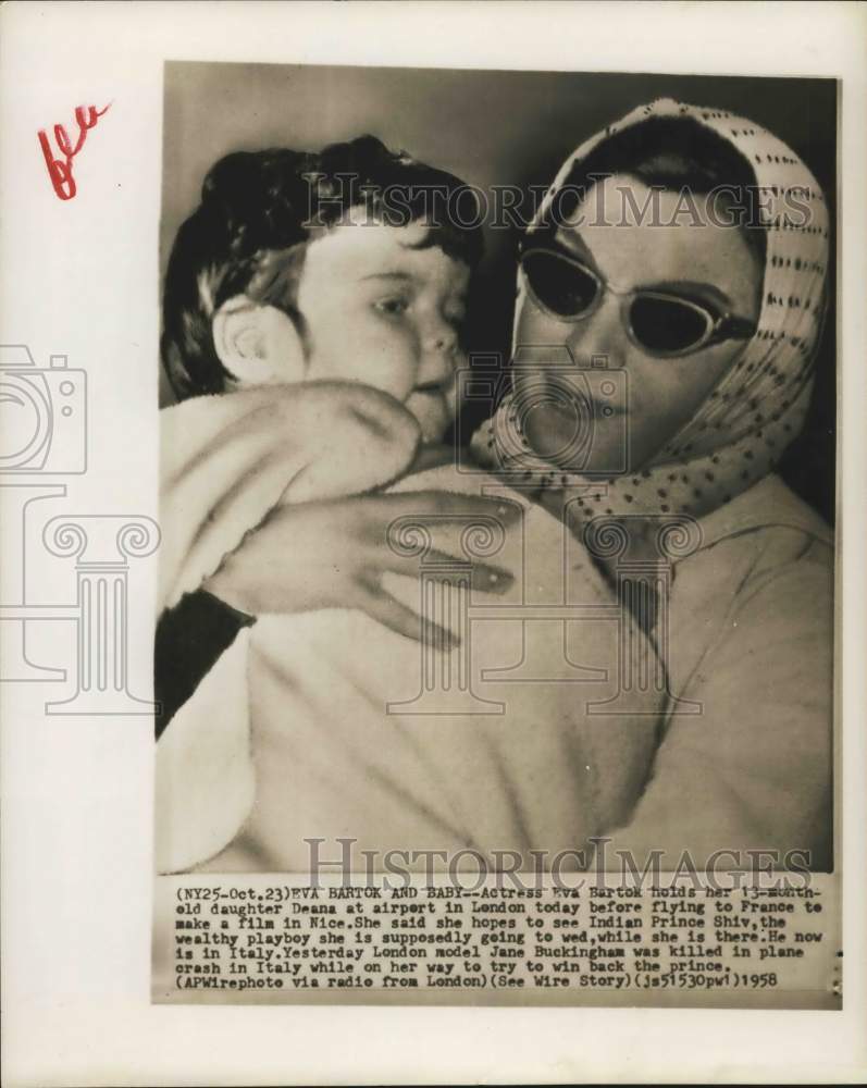 1958 Press Photo Actress Eva Bartok holds daughter Deana at London airport - Historic Images