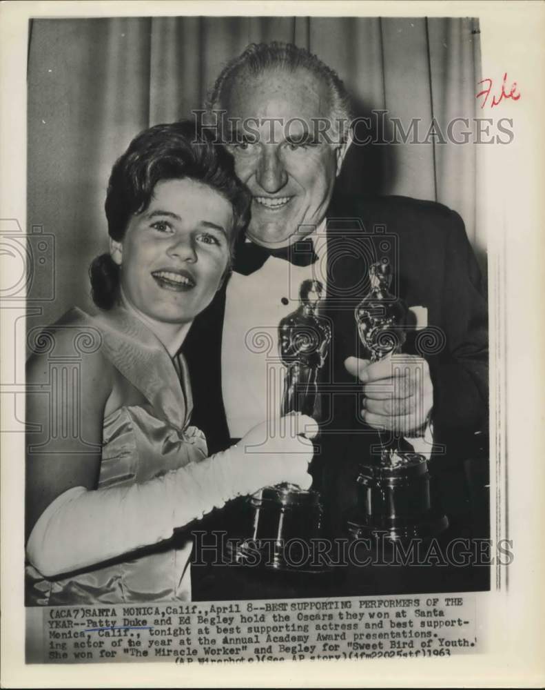 1963 Press Photo Actor Ed Begley and Patty Duke, Oscar Winners, California - Historic Images