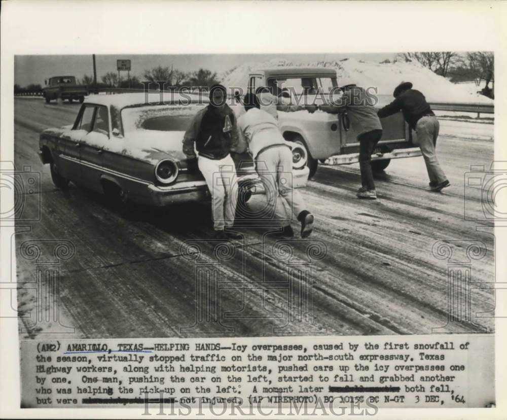 1964 Press Photo Men push cars over icy overpass in Amarillo, Texas - Historic Images