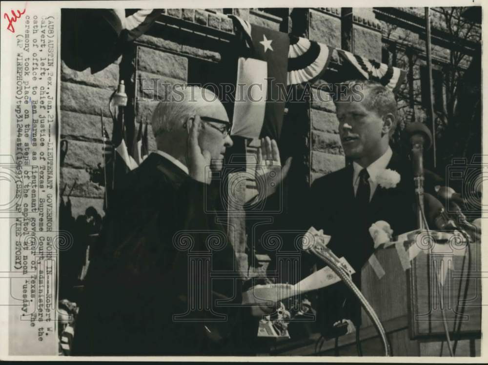 1969 Press Photo Lt. Governor Ben Barnes Sworn in by Justice Robert W. Calvert - Historic Images