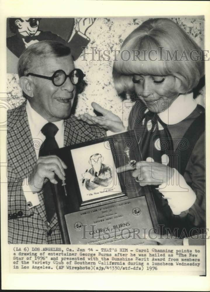 1976 Press Photo George Burns, The New Star of 1976 with Carol Channing - Historic Images
