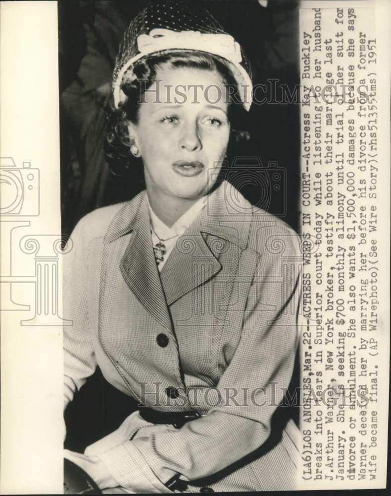 1951 Press Photo Actress Kay Buckley listens to husband J Arthur Warner in Court - Historic Images