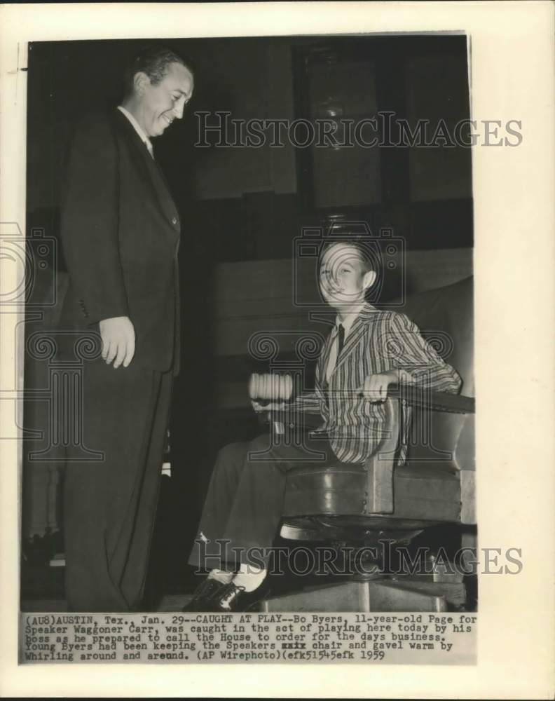 1959 Press Photo Bo Byers in House Speaker Waggoner Carr's chair - Austin - Historic Images