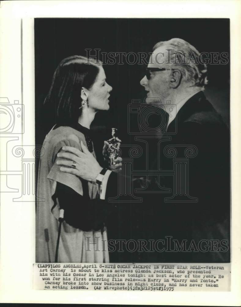 1975 Press Photo Glenda Jackson presents Art Carney with &quot;Harry &amp; Tonto&quot; Oscar - Historic Images