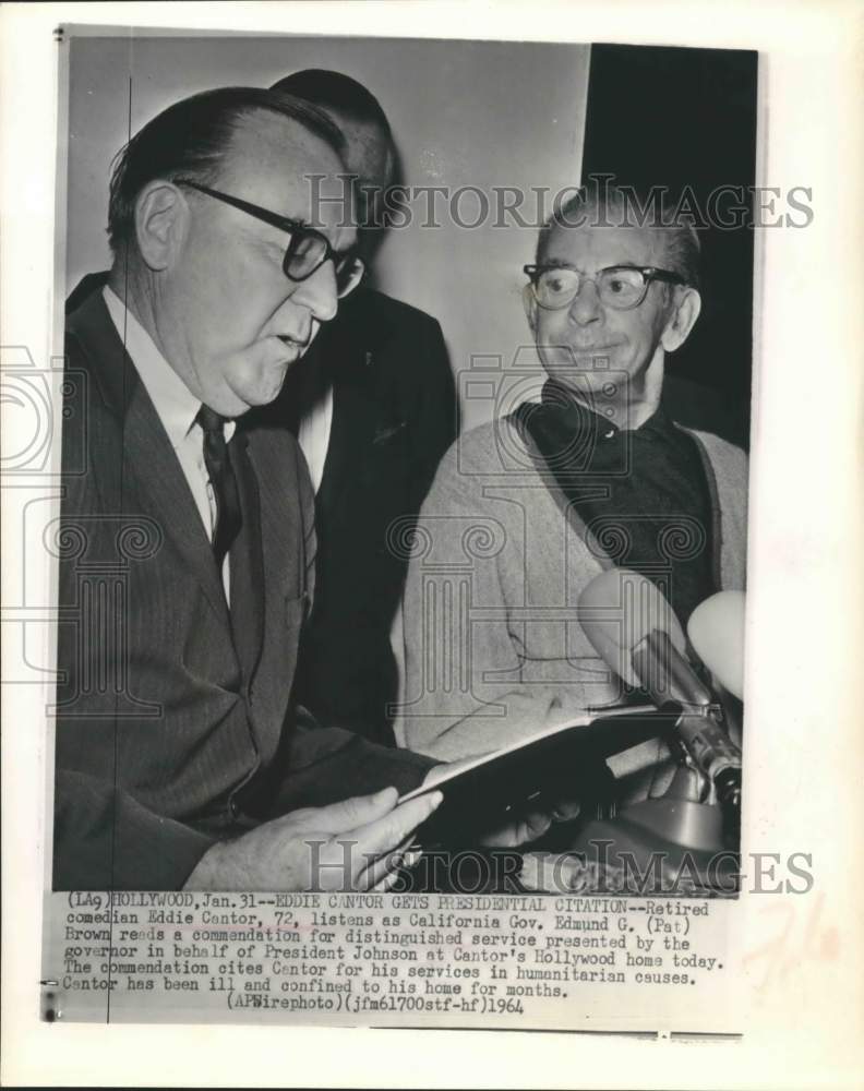 1964 Press Photo CA Governor Edmund Brown with Eddie Cantor commendation - Historic Images