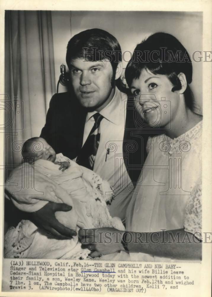 1969 Press Photo Glen Campbell with wife Billie, and son, Wesley; Hollywood - Historic Images