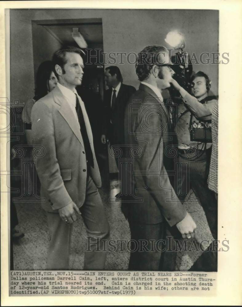 1973 Press Photo Darrell Cain, wife entering courtroom as trial nears end, TX. - Historic Images