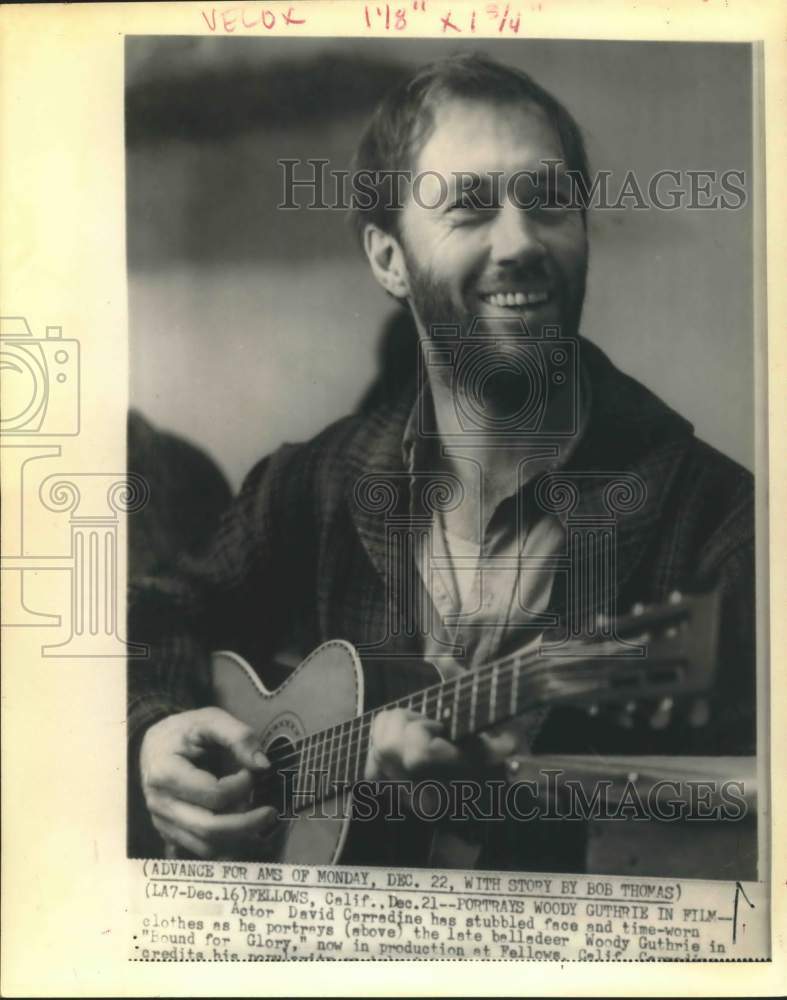 1975 Press Photo Actor David Carradine plays guitar; Fellows, California - Historic Images