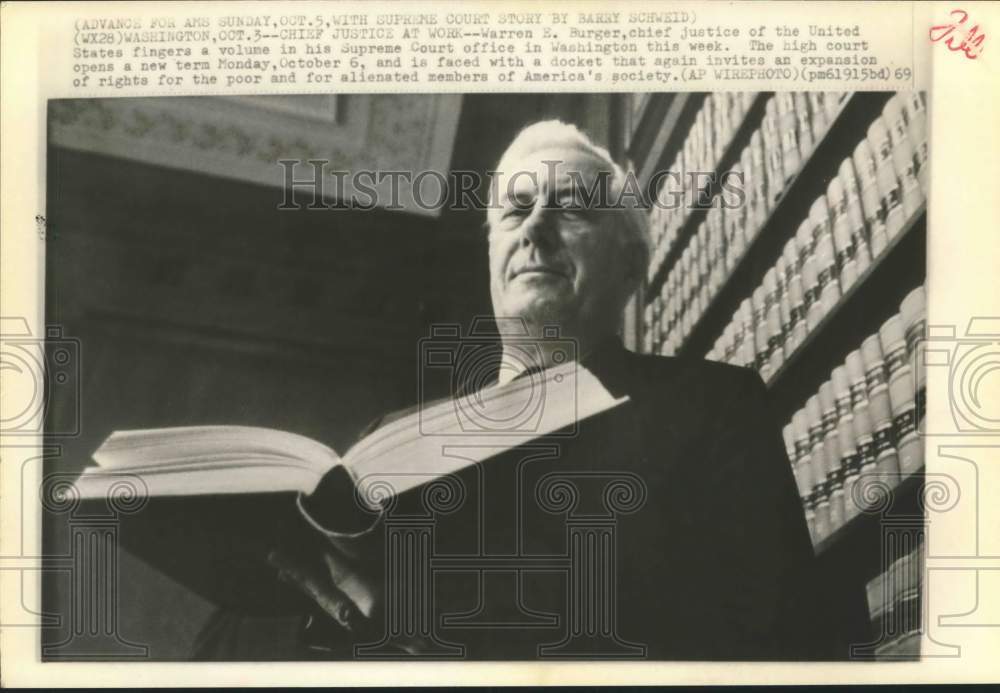 1969 Press Photo Warren Burger, chief justice in his Supreme Court library - Historic Images