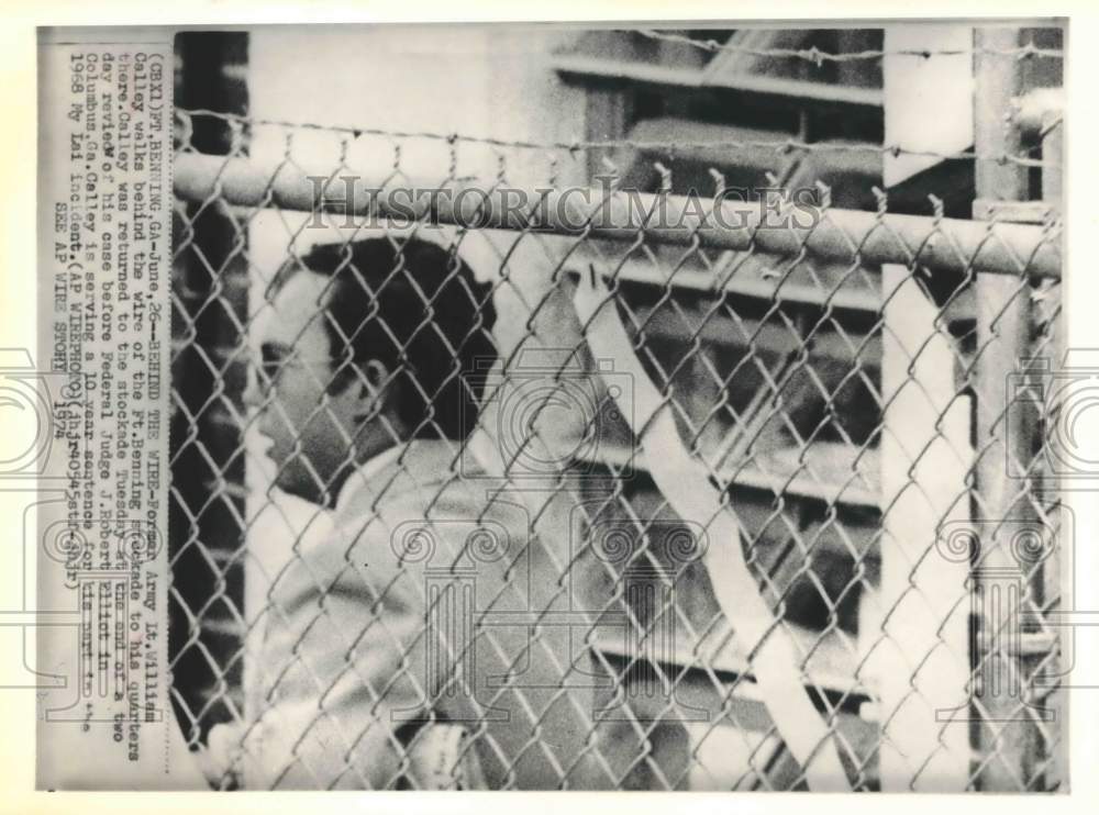 1974 Press Photo Lt. William Calley behind Fort Benning stockade wire in Georgia - Historic Images