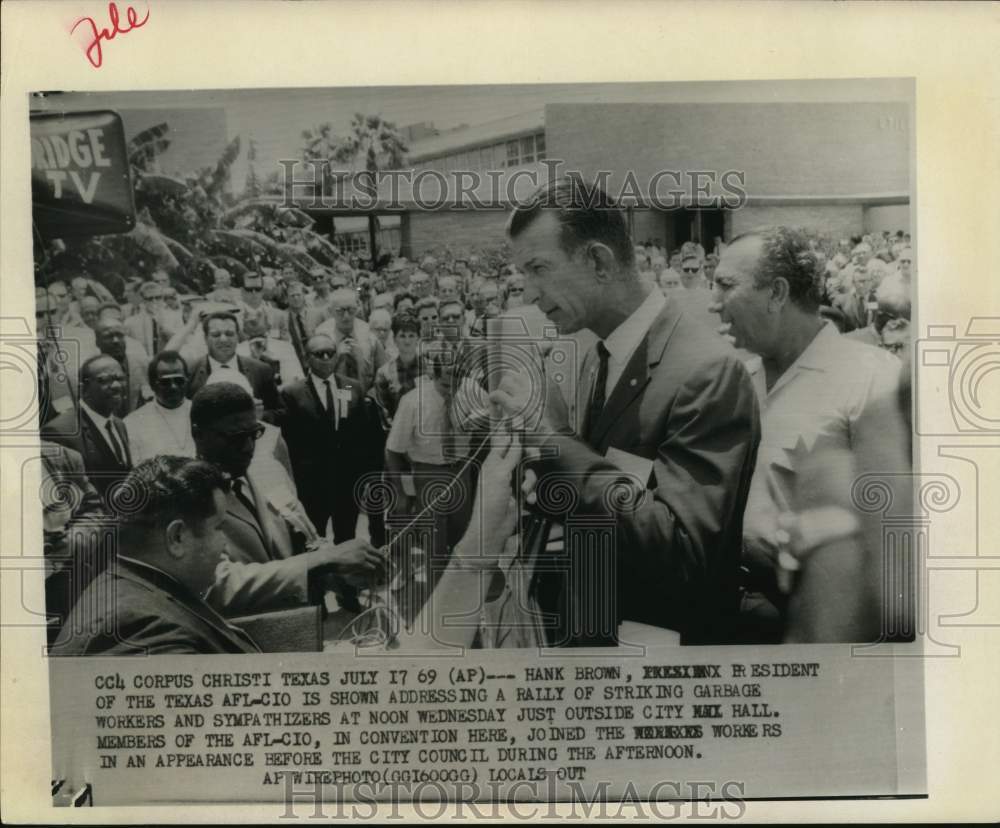 1969 Texas AFL-CIO president Hank Brown speaks to strikers-Historic Images