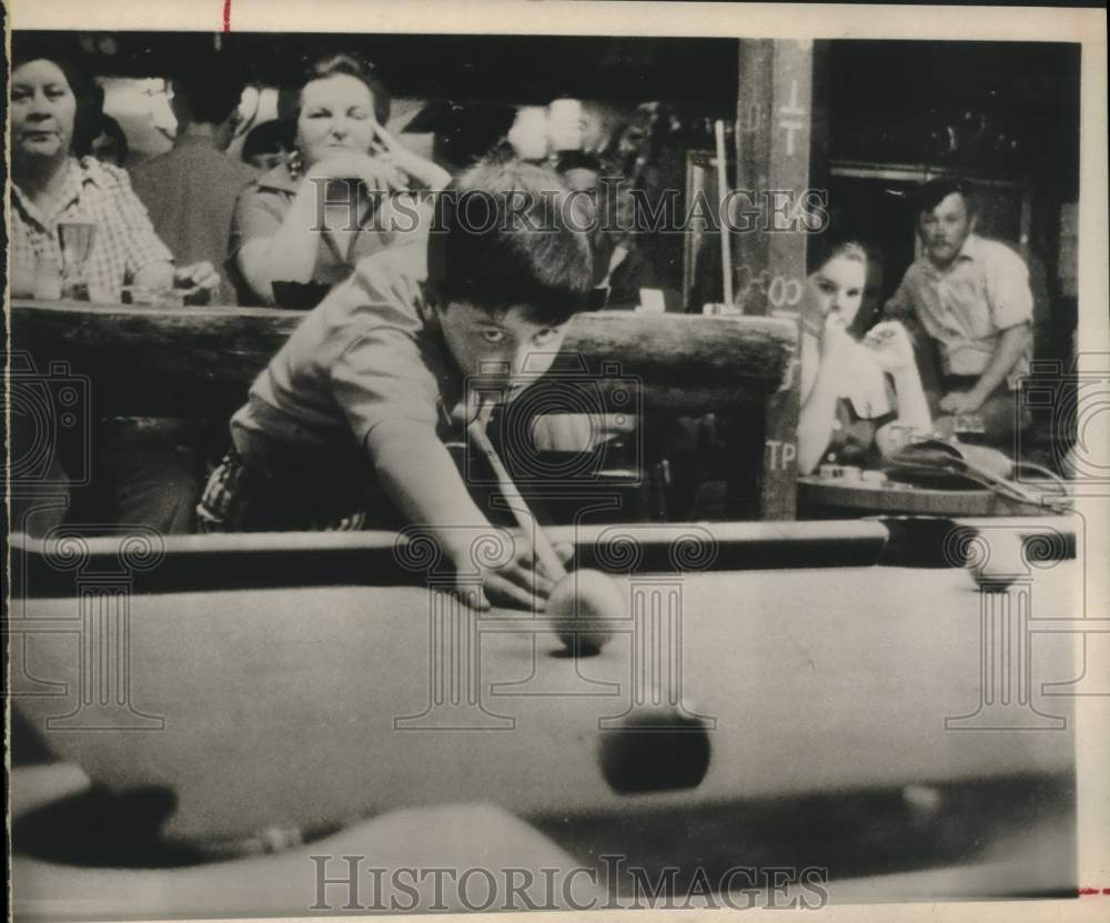 1972 Press Photo Louis Griffin lines up a shot during Jaycee pool tournament - Historic Images