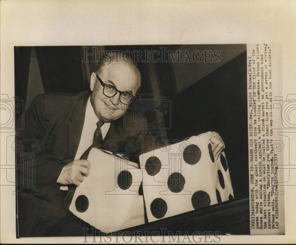 1959 Press Photo Wright Patman with cardboard dice he bounced on House floor - Historic Images