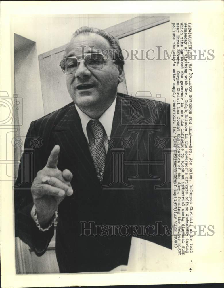 1974 Press Photo Rep. Joe Salem recounts the meeting with Gov. Dolph Briscoe. - Historic Images