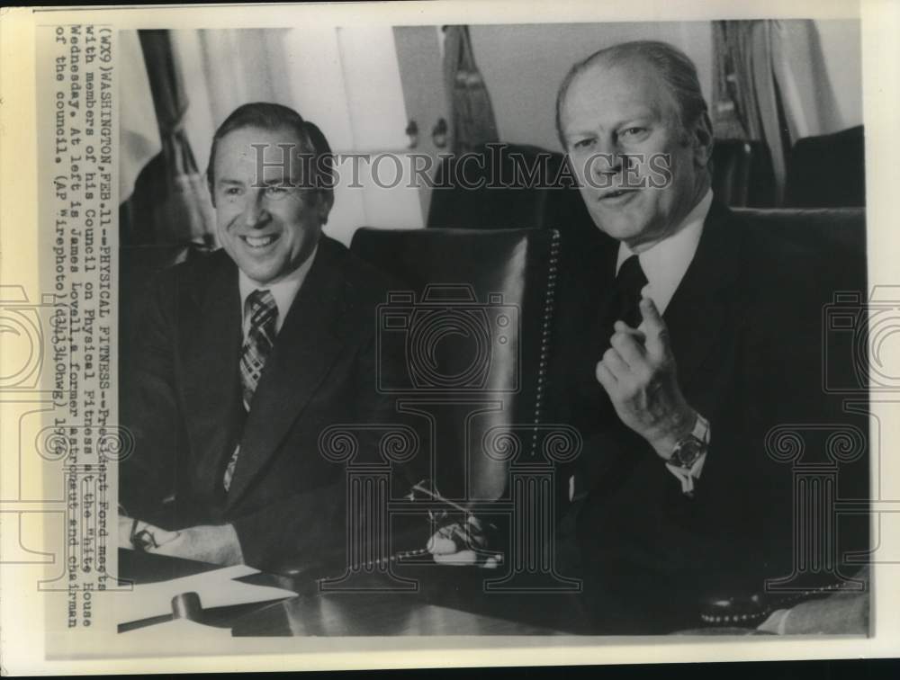 1976 Press Photo President Ford and James Lovell discuss fitness at White House - Historic Images