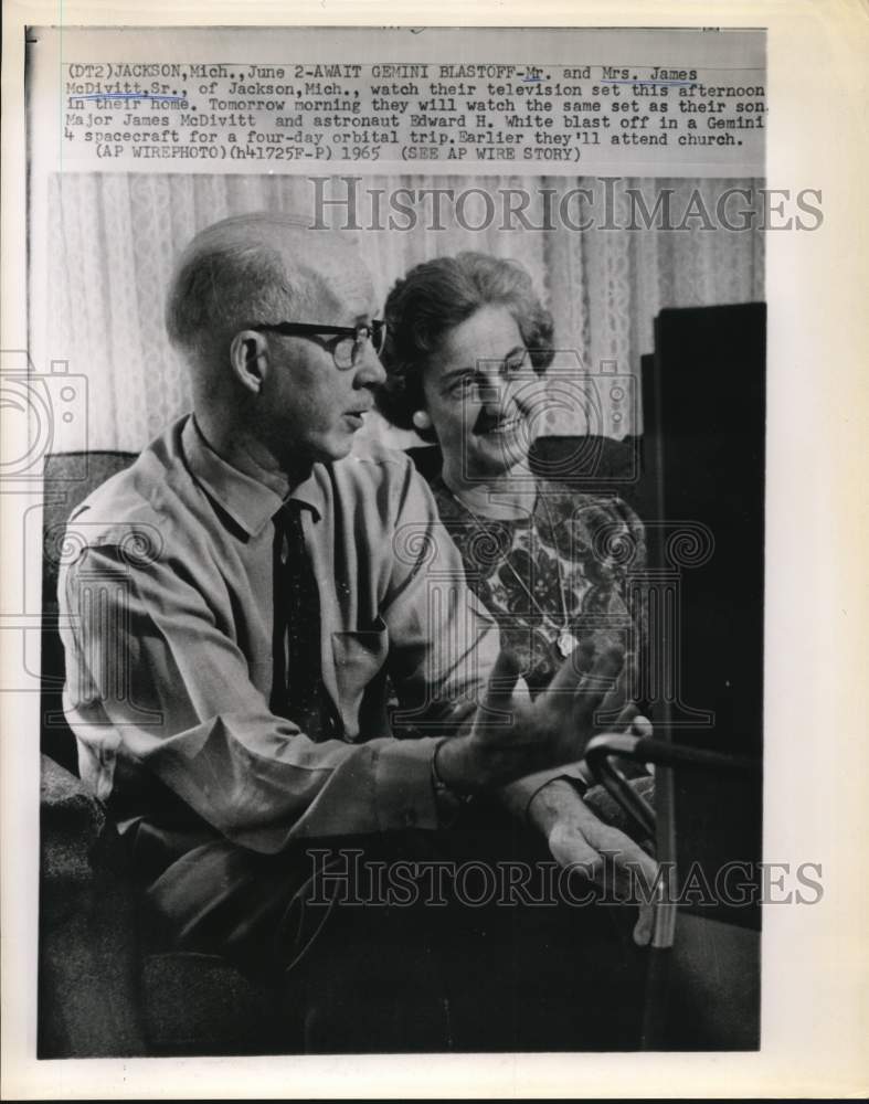 1965 Press Photo Mr. and Mrs. James McDivitt Sr.,watch TV in their Michigan home- Historic Images