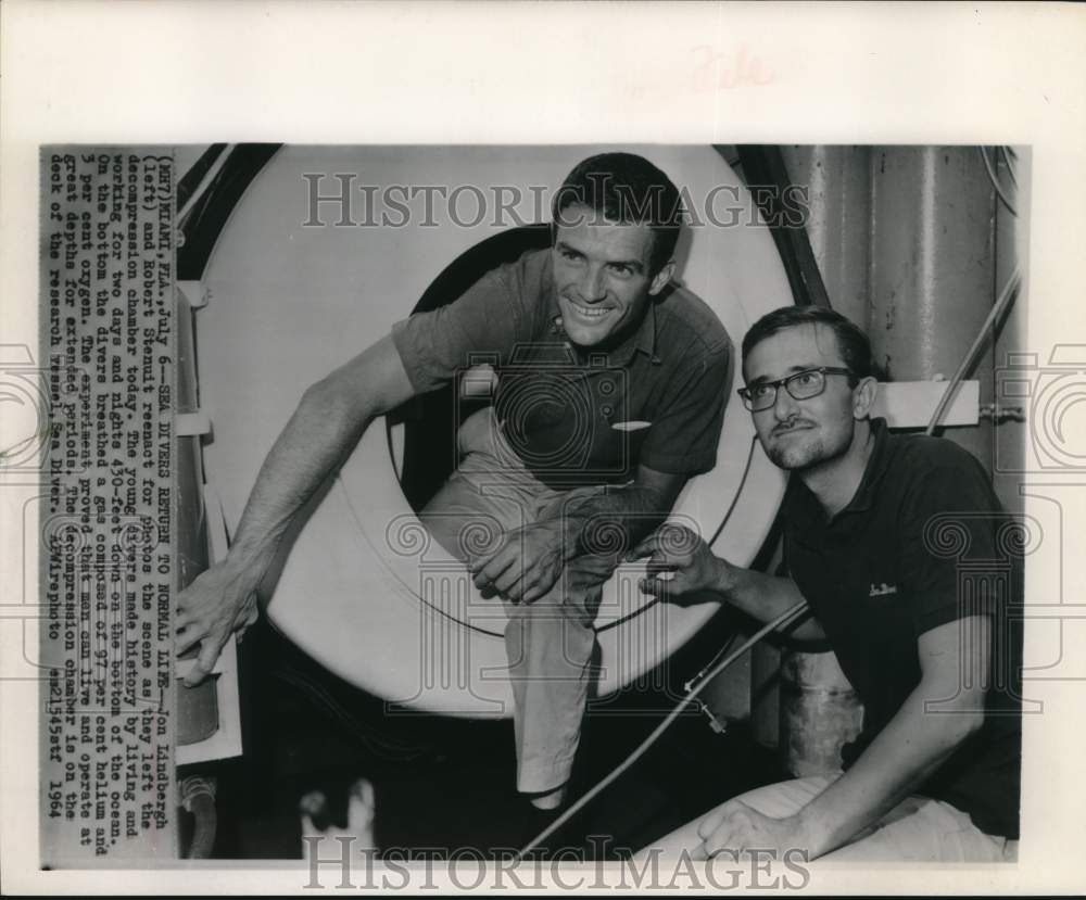 1964 Press Photo Divers Jon Lindbergh, Robert Stenuit exit decompression chamber - Historic Images