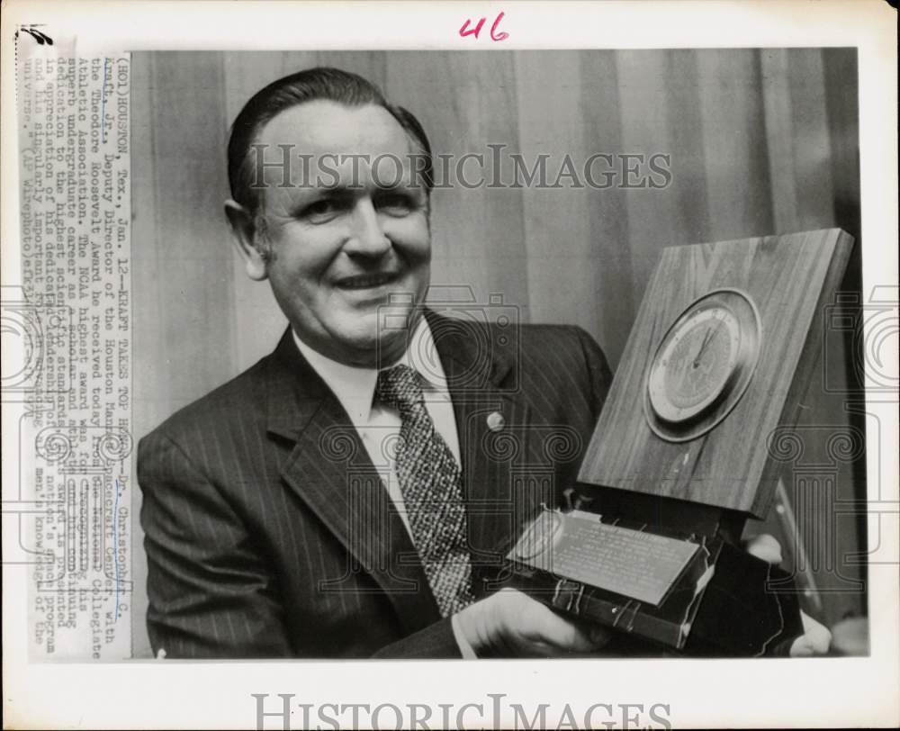 1971 Press Photo Manned Spacecraft Center Director Dr. Christopher Kraft Honored- Historic Images